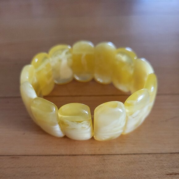 Amber Stretch Bracelet, Varied Shades of Ivory to Yellow - Picture 3 of 3
